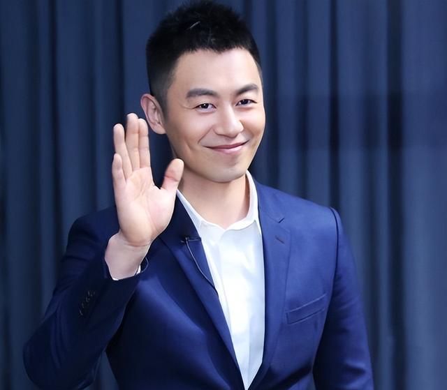 朱亚文与化妆师亲密照曝光!背后拥抱脸贴脸,引起网友热议__财经头条