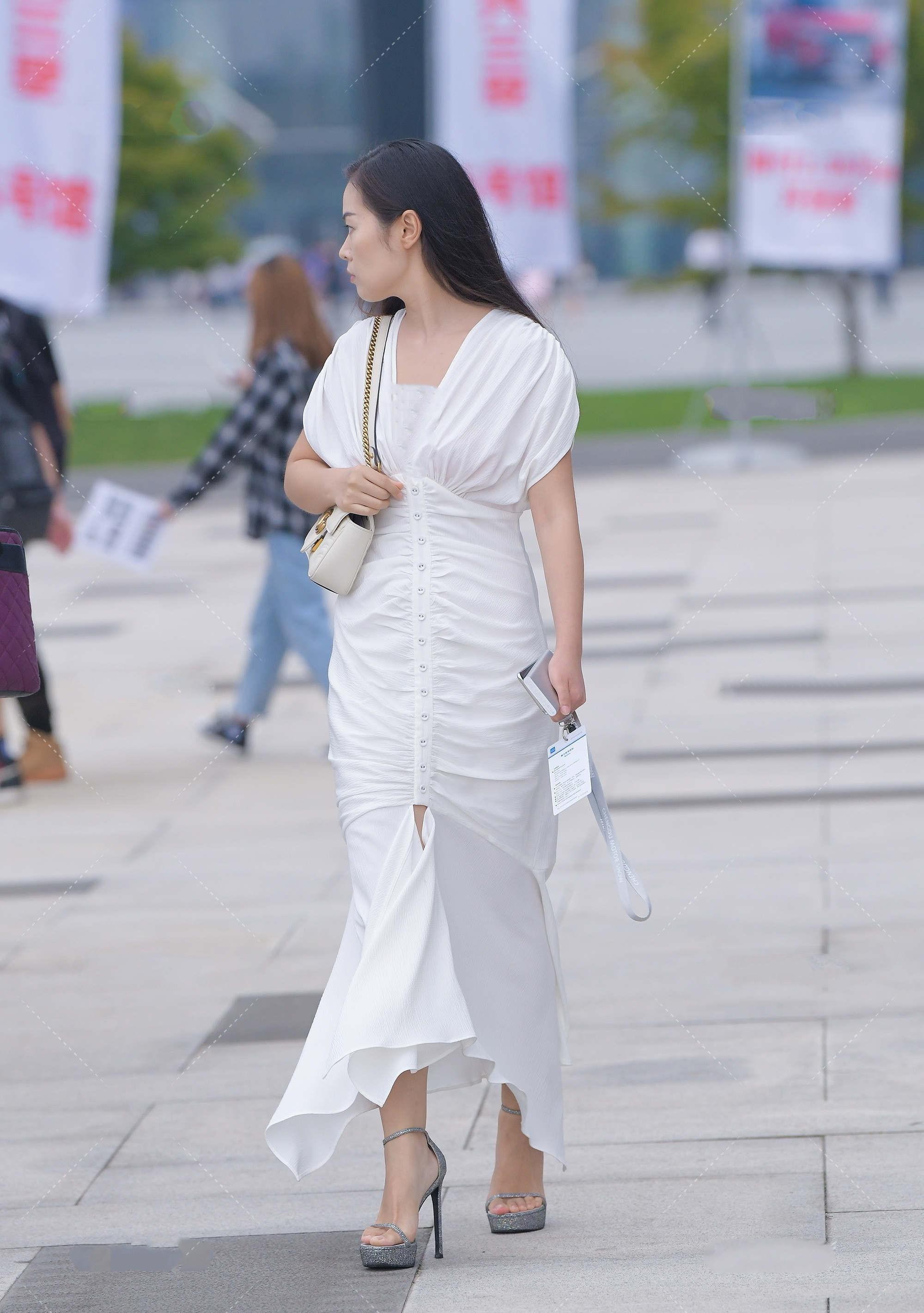 仙气十足的鱼尾裙,简约大方好搭配,温柔女生穿搭