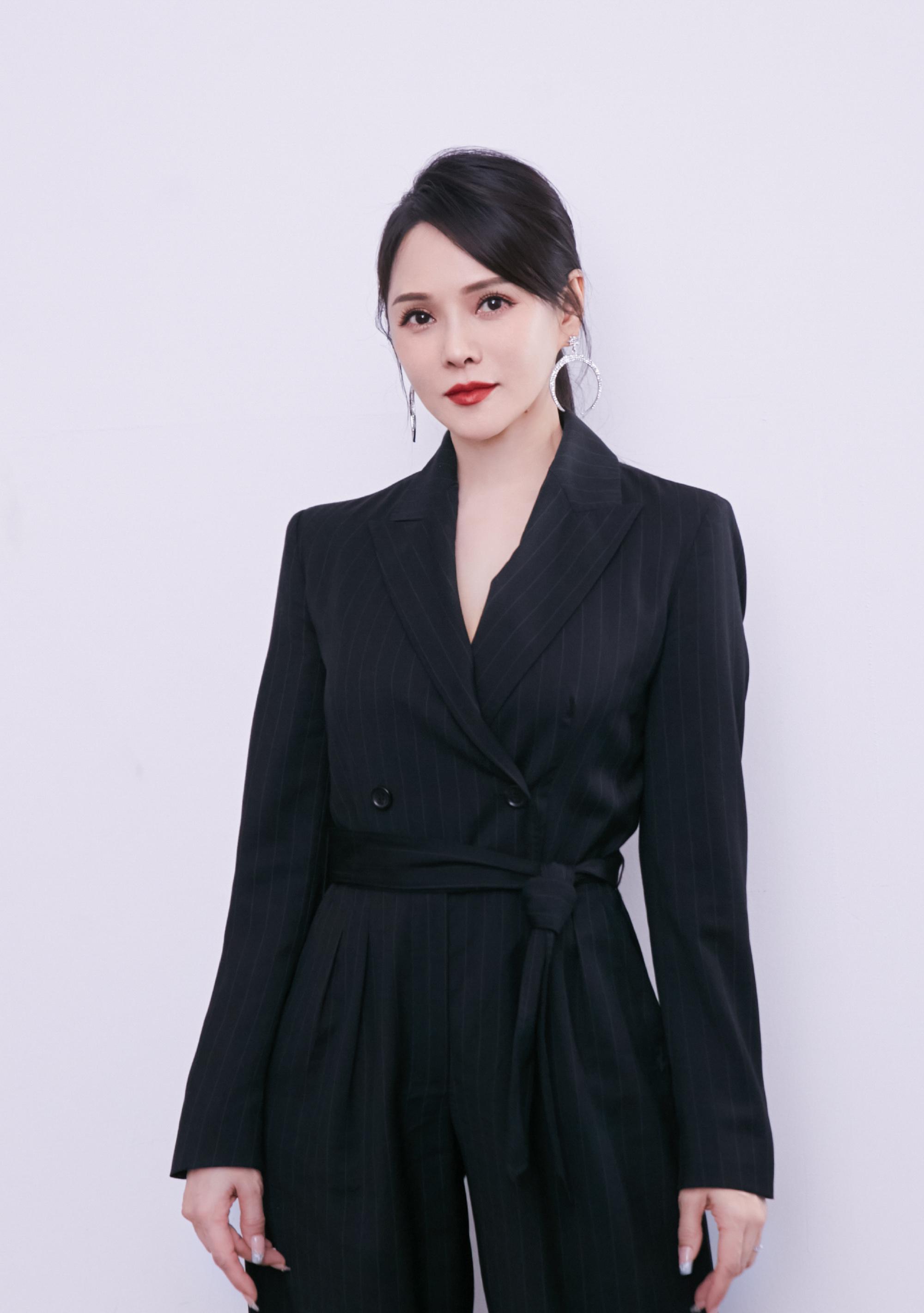 伊能静晒新豪宅,喊秦昊回家,灰色西装风连衣裙亮相机场