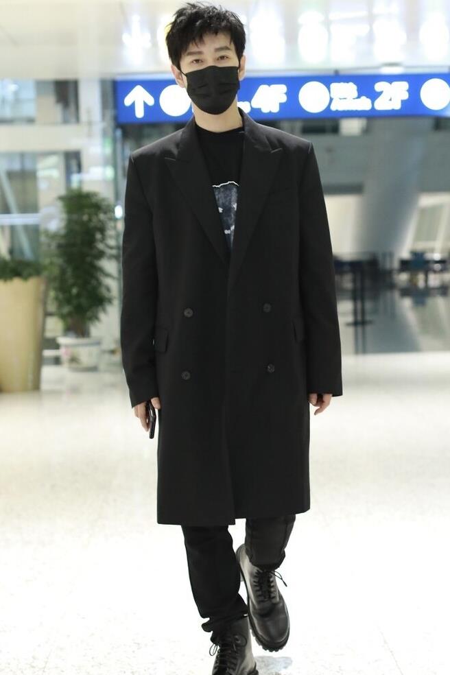 黄晓明再次挑战高难度穿搭,笨重大衣上身暖和惬意,但真不好驾驭