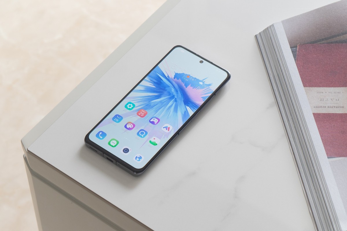 近两年中兴开始再次发力,去年推出了首款屏下前摄手机,今年再接再厉