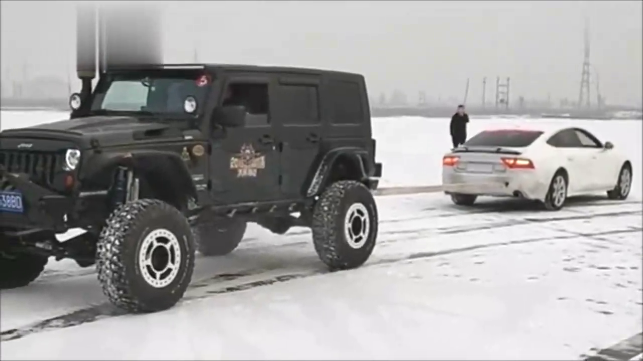 对面白车是什么车雪地拔河 吉普牧马人都怂了