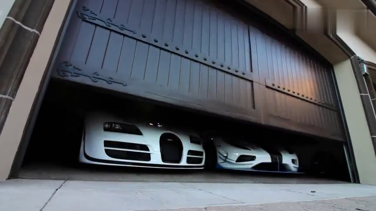 迪拜王子参观土豪的车库,看到这两辆超级跑车才知道啥叫成功人士