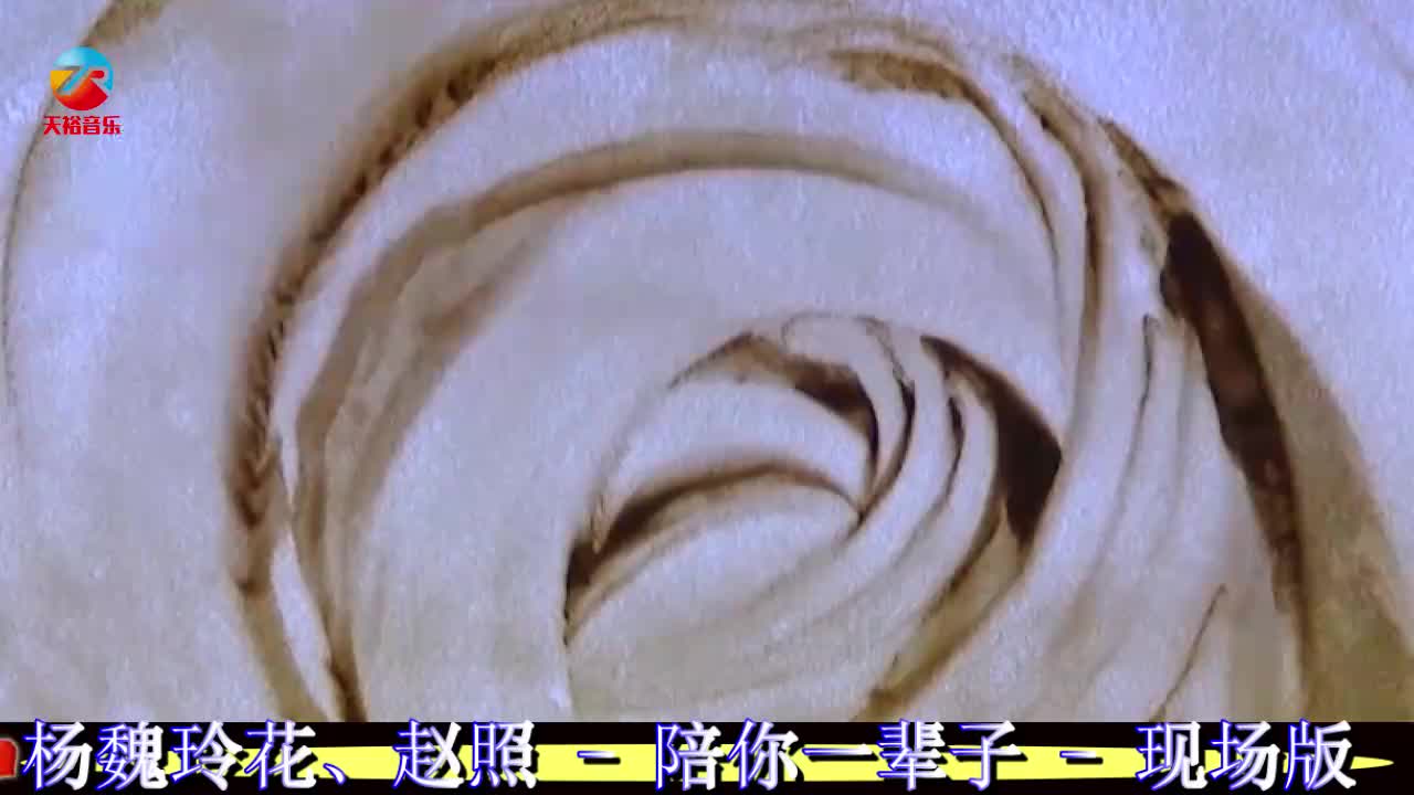 凤凰传奇玲花和她老公合唱一首 陪你一辈子 唱功太棒了厉害