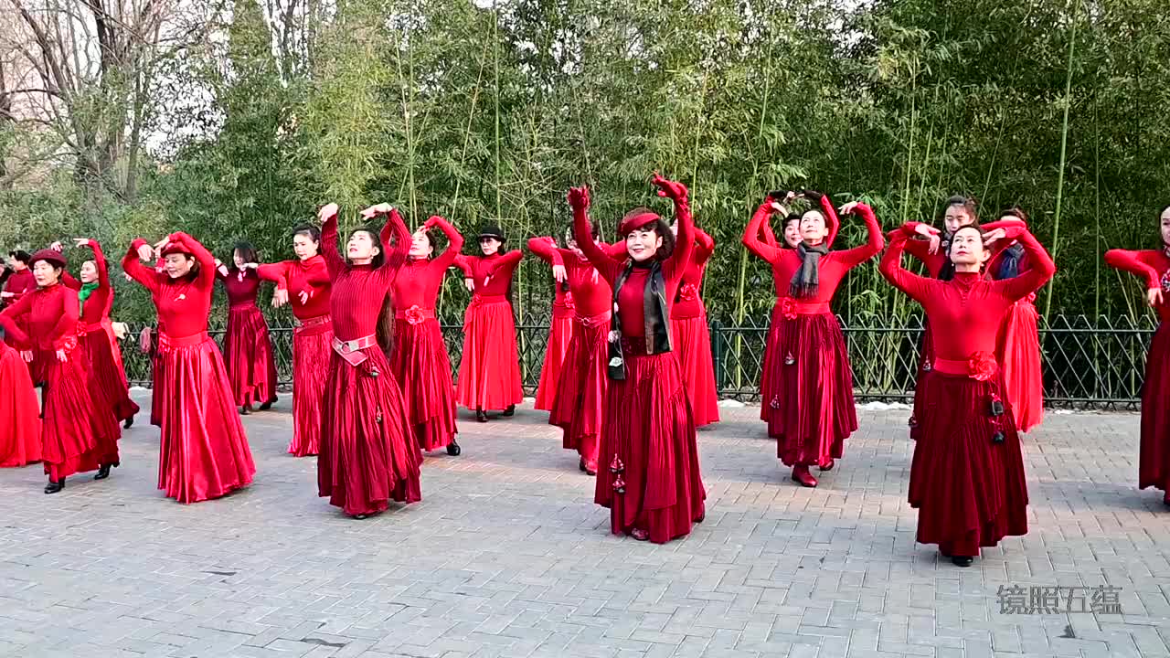 杜老师领跳的舞蹈《卓玛泉》场面如诗如画,清新脱俗 20.4.25