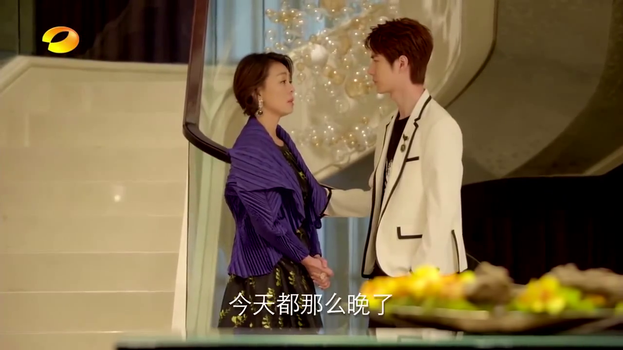 翟至味听了妈妈的话也很为难,难道真要为了公司娶不喜欢的女人吗