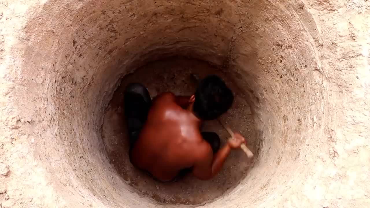 徒手挖水井,打造一人独享的大泳池