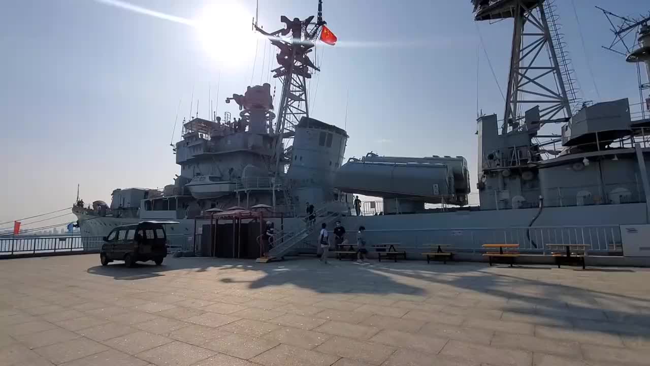 在天津参观重庆号军舰,第一次进入军舰内部,里面原来是这样的