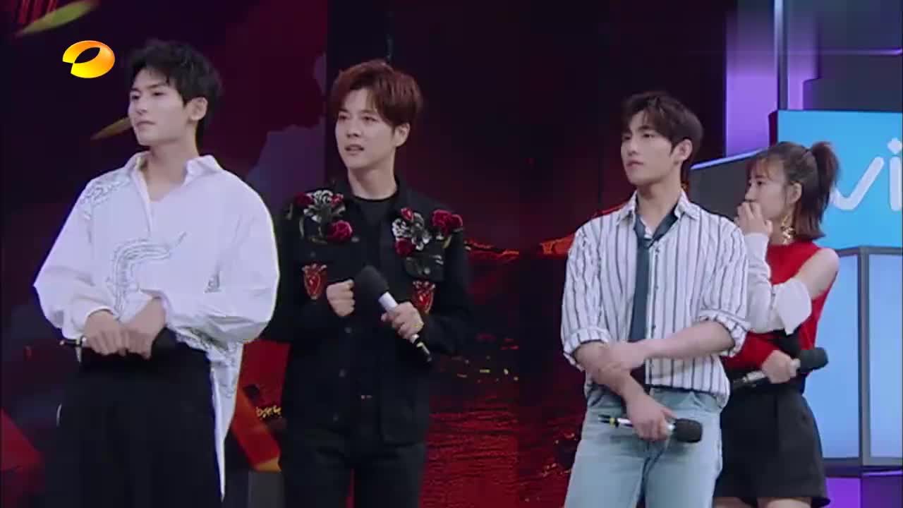 快乐大本营:杨洋徐海乔玩接歌词游戏,全程高能掌声不断!