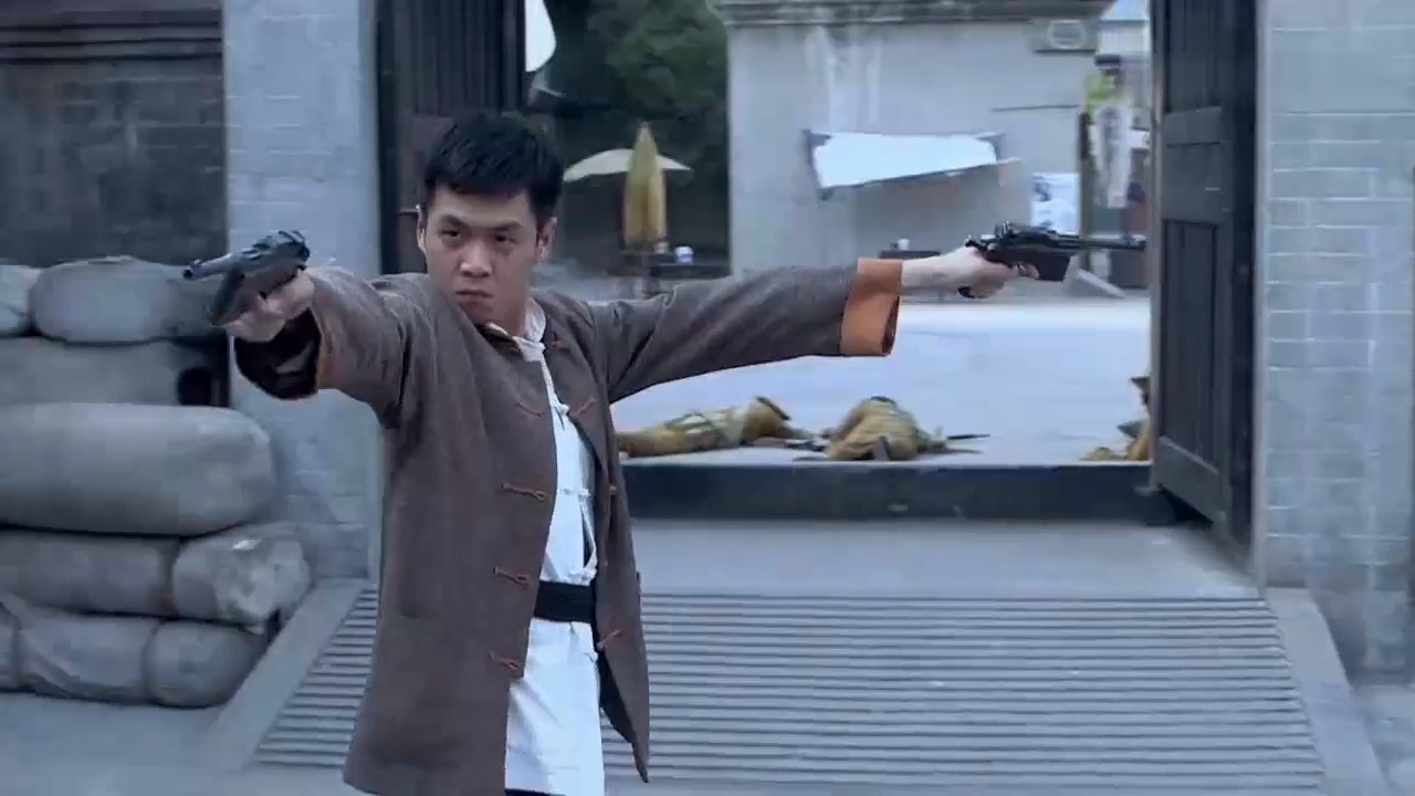 雪豹周卫国手拿双枪一枪解决一个汉奸太过瘾了