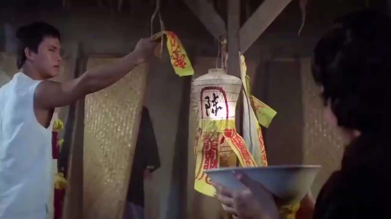 姑娘后背贴上了黄纸符,僵尸全都跟着她跑,这下可把姑娘吓坏了!