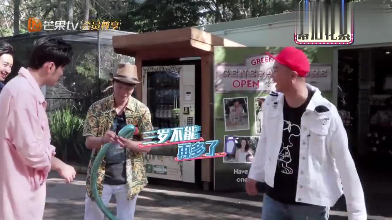 周游记:陈冠霖最新扑克牌魔术,震惊沙滩美女,周杰伦都没见过!