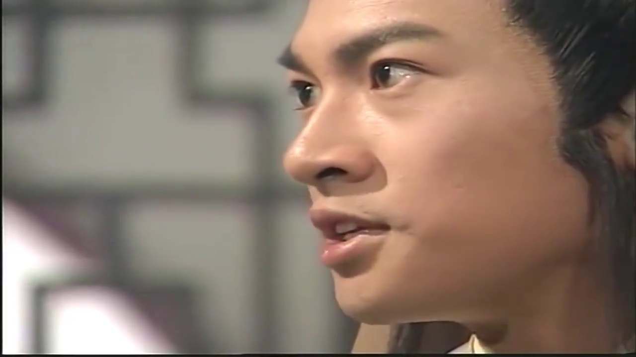 花无缺武功盖世,公主跪下乞求花无缺和她出使中原,花无缺感动了