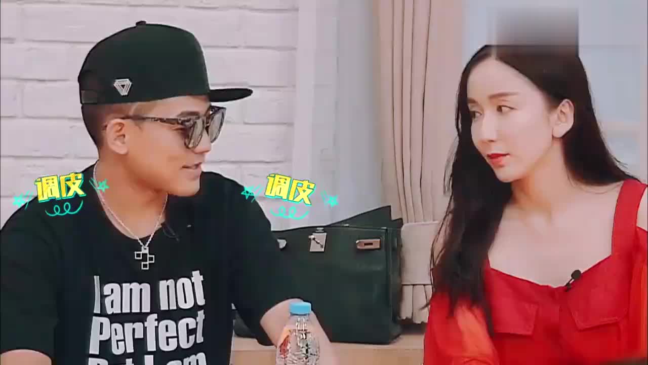 陈信喆唱情歌当众人面对着李莎旻子比心李莎脸红害羞