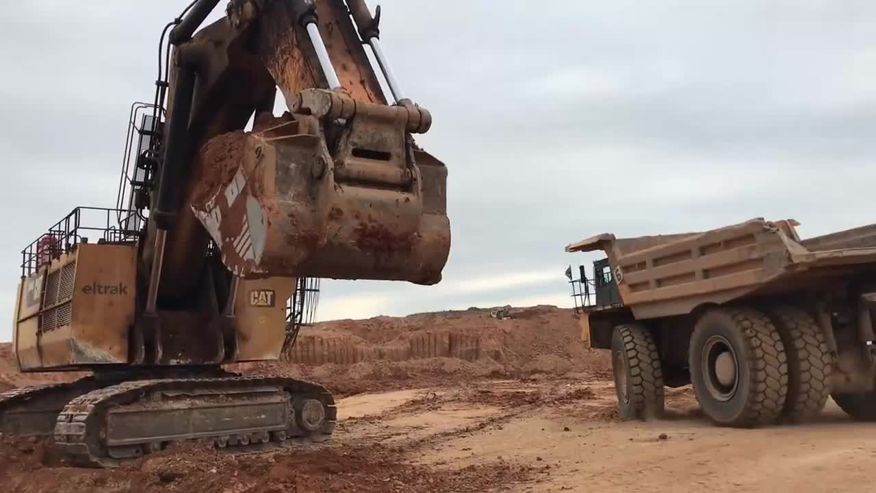 实拍卡特6040挖掘机作业这个大家伙不是一般的厉害啊