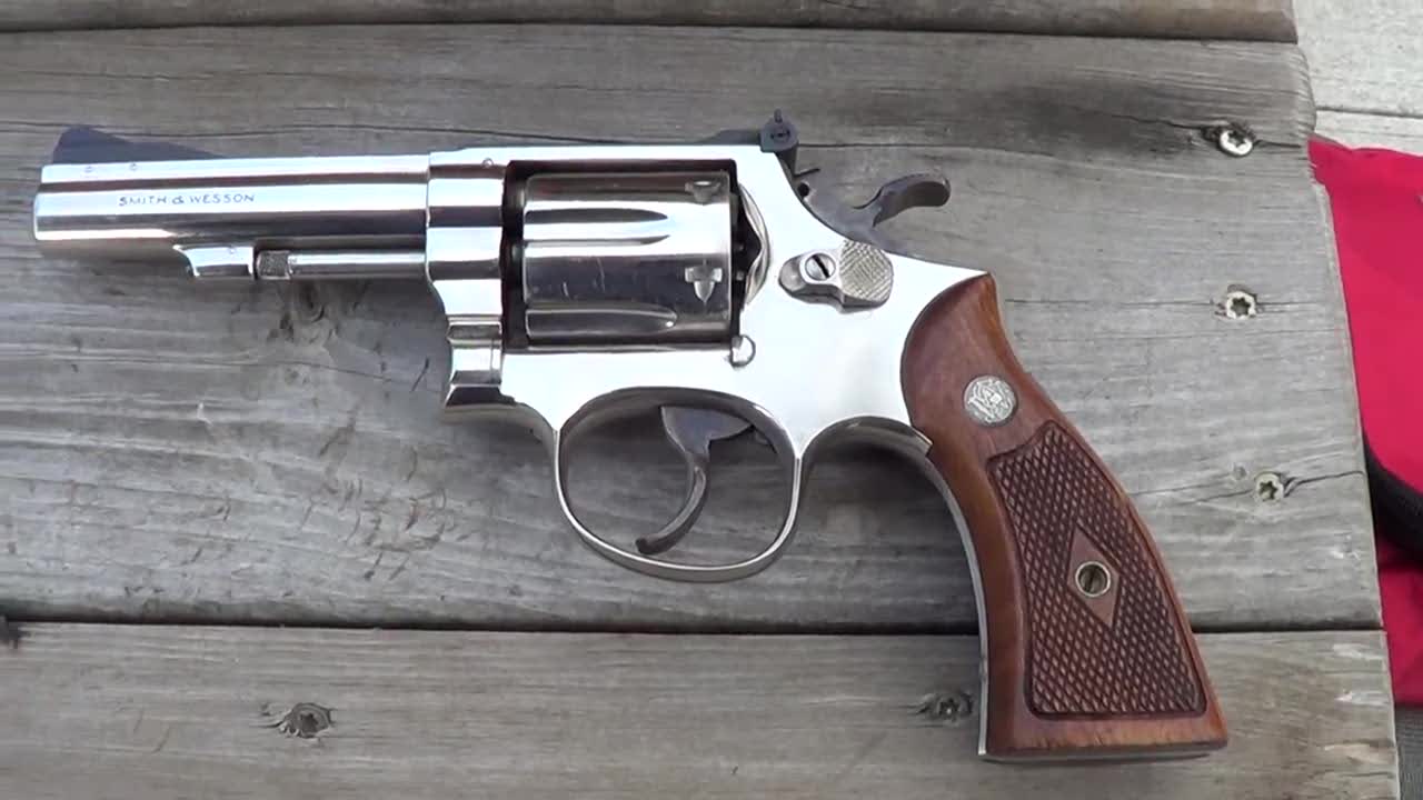 崭新的史密斯韦森左轮手枪,银色枪身还有点反光,靶场射击测试