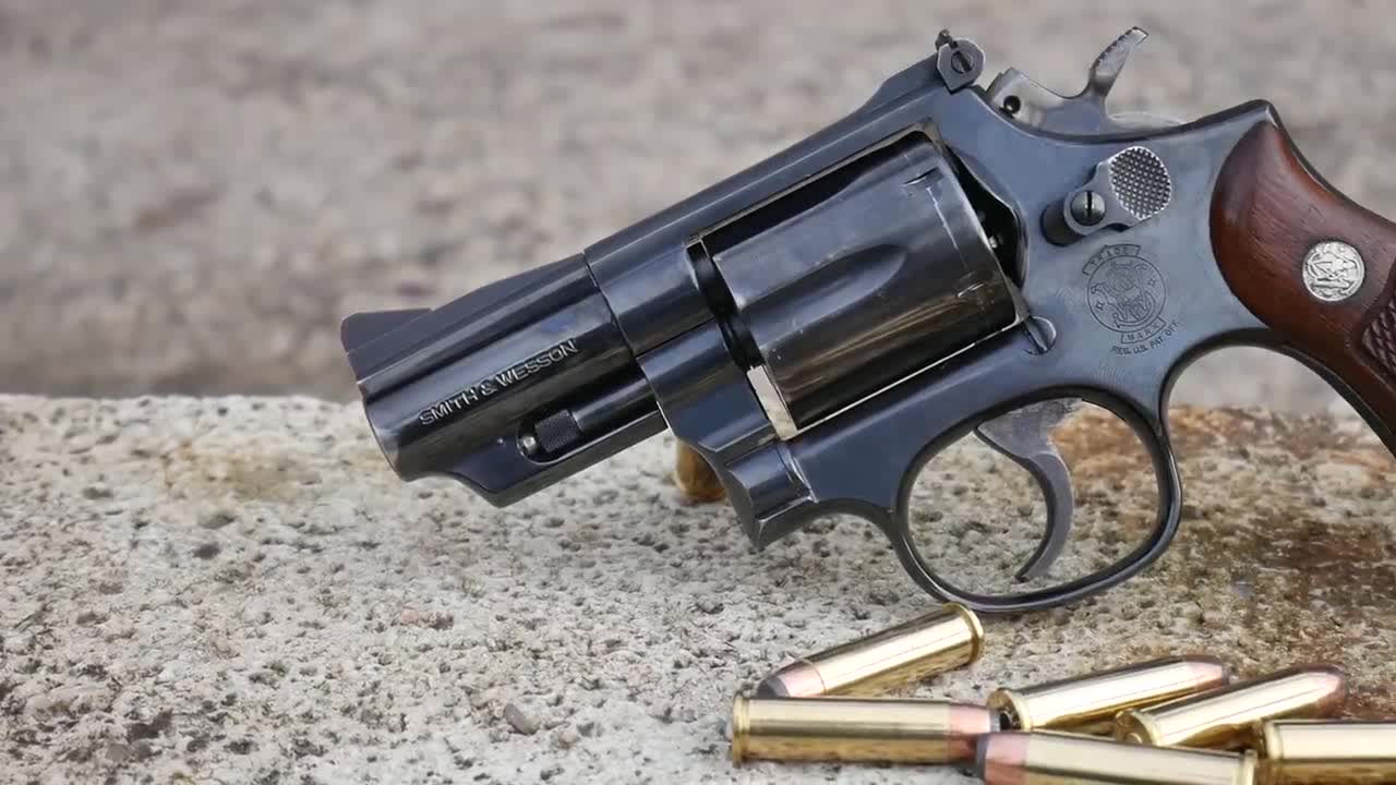 可靠的史密斯韦森左轮手枪,转鼓式弹仓供弹6发,靶场射击实测