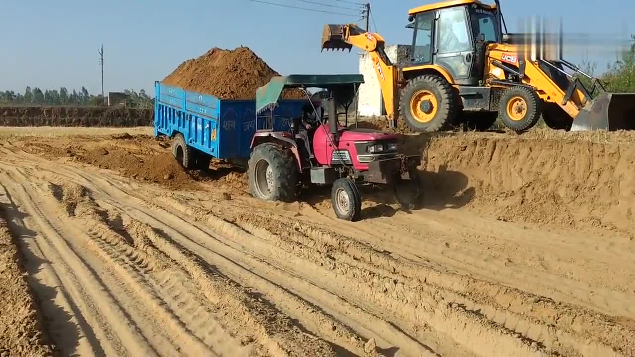 印度人用拖拉机运输土方,这也太重了吧!连起步都成问题
