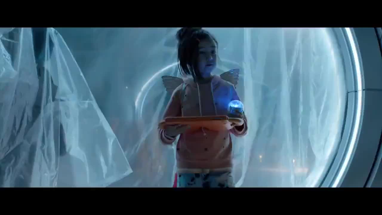 巨齿鲨逃出深海攻击研究站吓坏小梅英,她还只是个孩子啊!