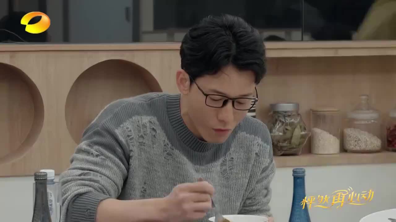 李元韬因为工作来迟了,白冰一脸心疼,立马向对方疯狂投食!