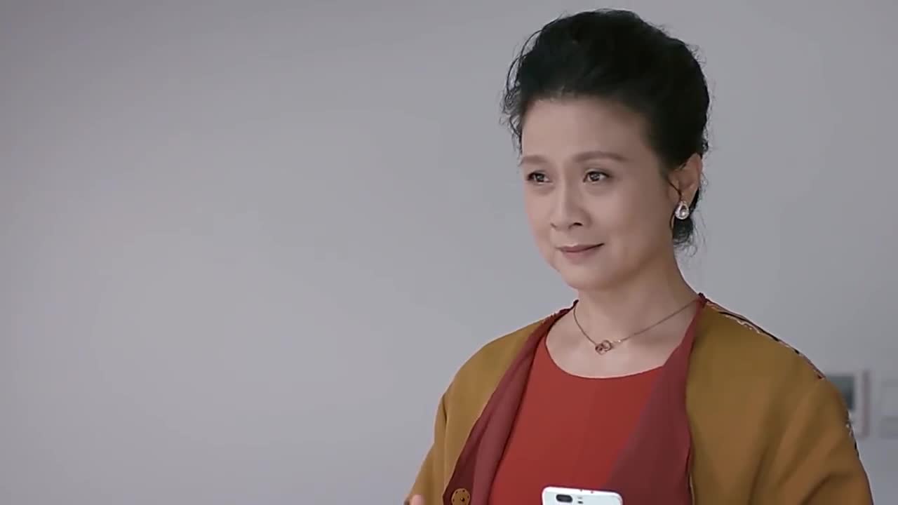 曲筱绡妈妈看赵医生的眼神跟女儿一模一样,不是一家人不进一家门