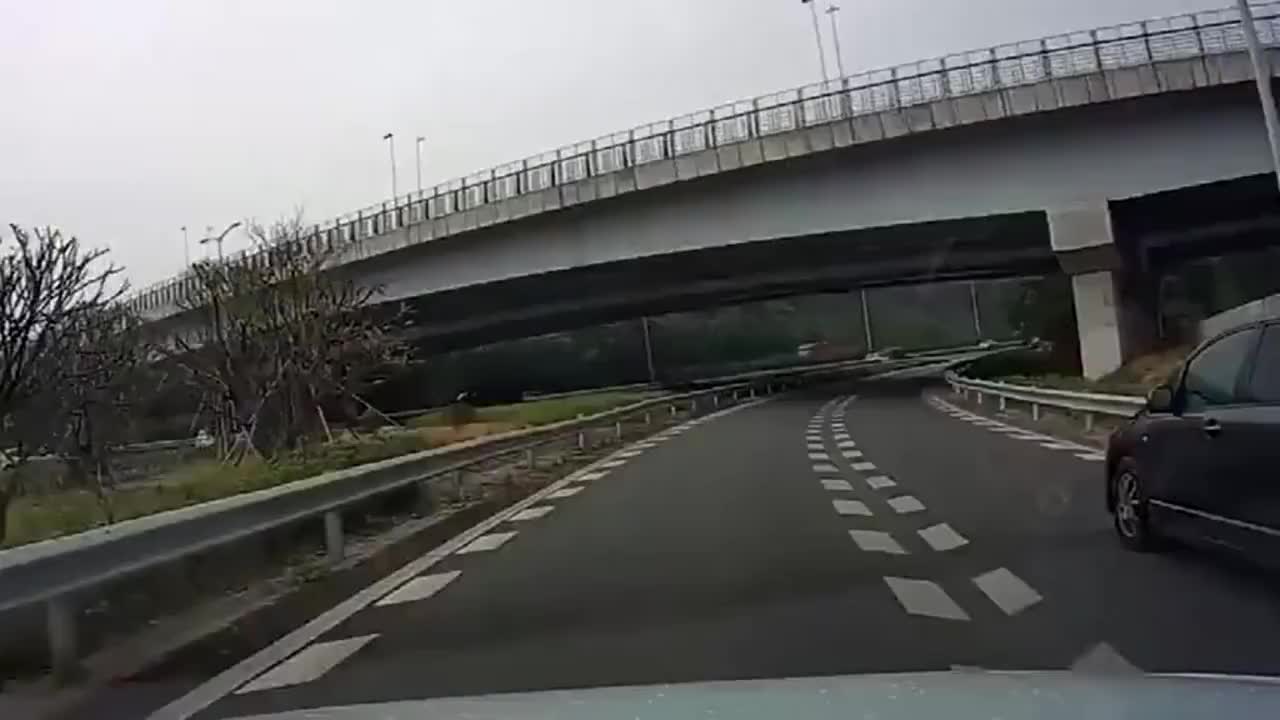 行车记录仪:人不犯我我不犯人,开个破本田,高速上恶意别车行车记录仪