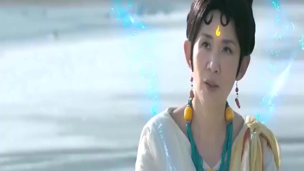 小伙遇到正在捏人的女娲,女娲还叫小伙帮忙捏泥人