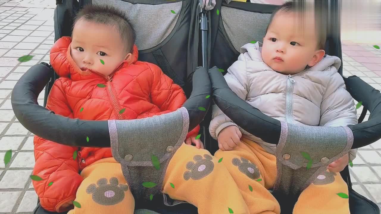 我们是可爱龙凤胎组合,大眼睛宝贝真好看!兄妹陪爸妈出门透透气
