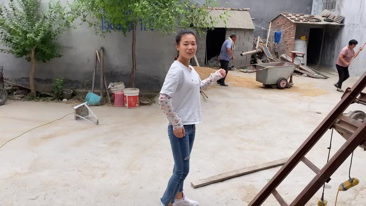 农村媳妇看着大爷家卖粮食,心里也开始着急了,想把粮食都卖了