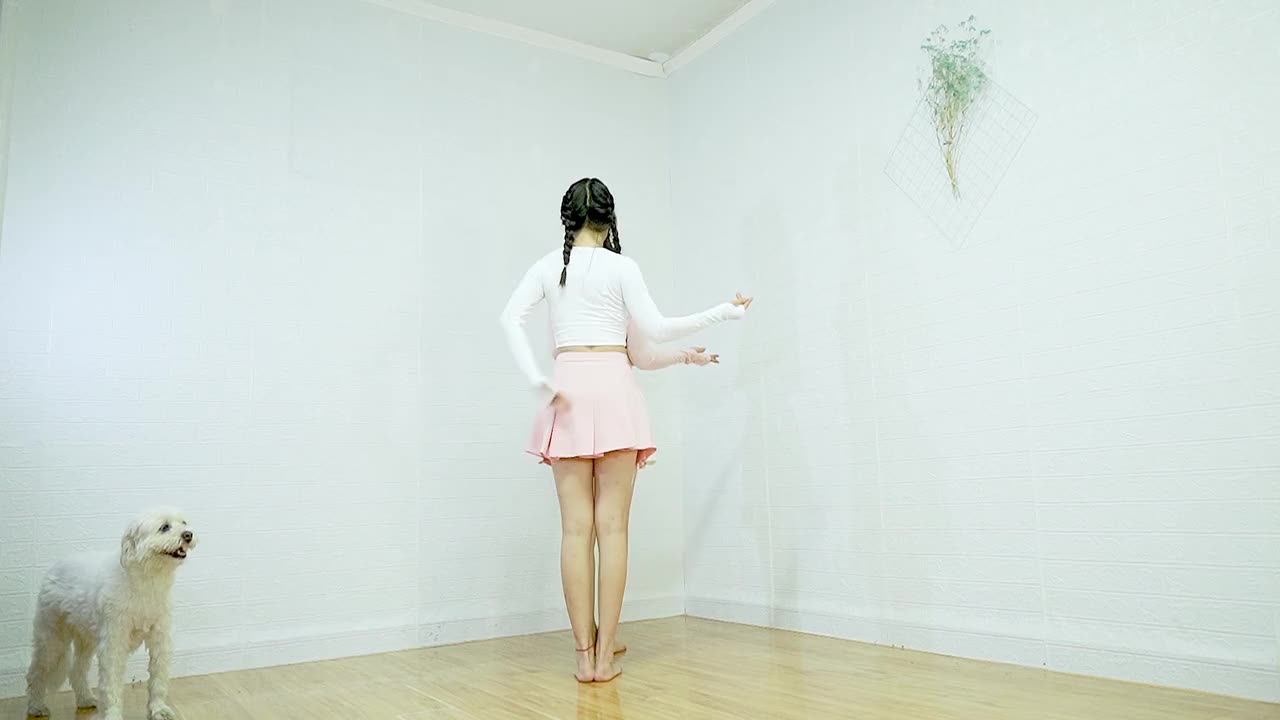 小姐姐和妈妈光脚客厅跳中秋舞蹈《广寒宫》