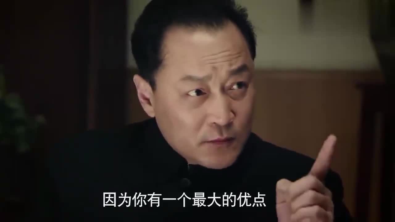 傻柱:傻柱给大领导做一大桌热气腾腾的菜,领导吃得那叫一个香