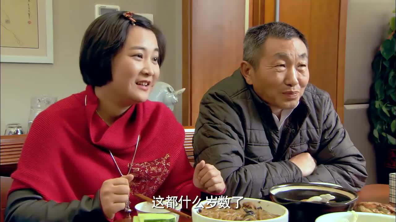 邻居也疯狂:美女说话太损了,大爷气的直摔筷子,让美女离开家