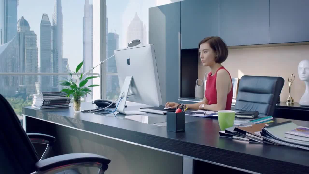 女总裁叫穷小子来公司接她没想到她一见穷小子穿着瞬间气坏了