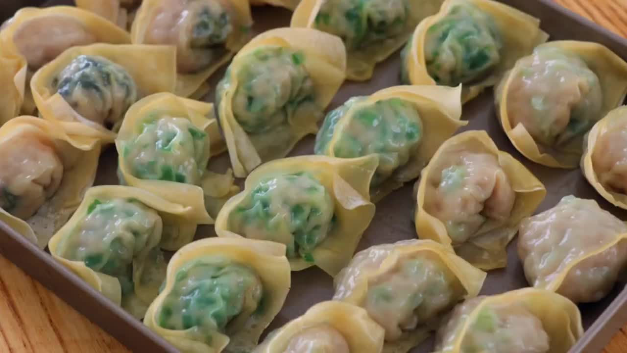 三鲜蒸饺子:南方特色小吃,皮薄馅多,鲜嫩好吃,比水煮馄饨更香