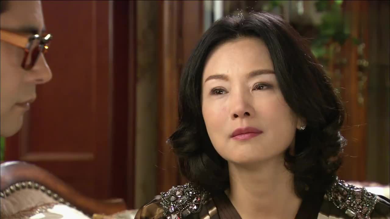 幸福妈妈:语晨怕子扬回到公司,就在他的水里下了药,让他睡过去