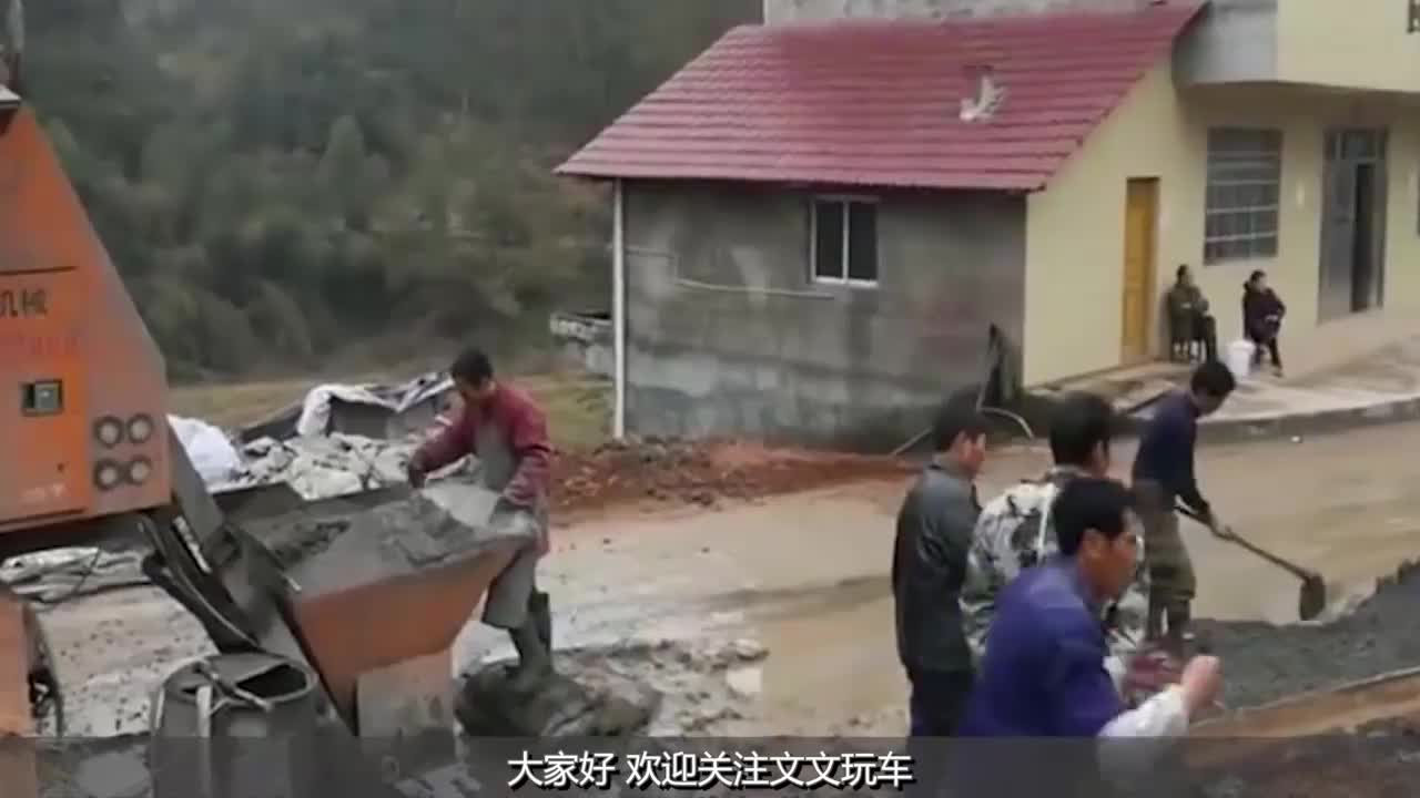 视频：农村修水泥路，村民把长安奔奔停路中间，施工队这做法车主傻了！