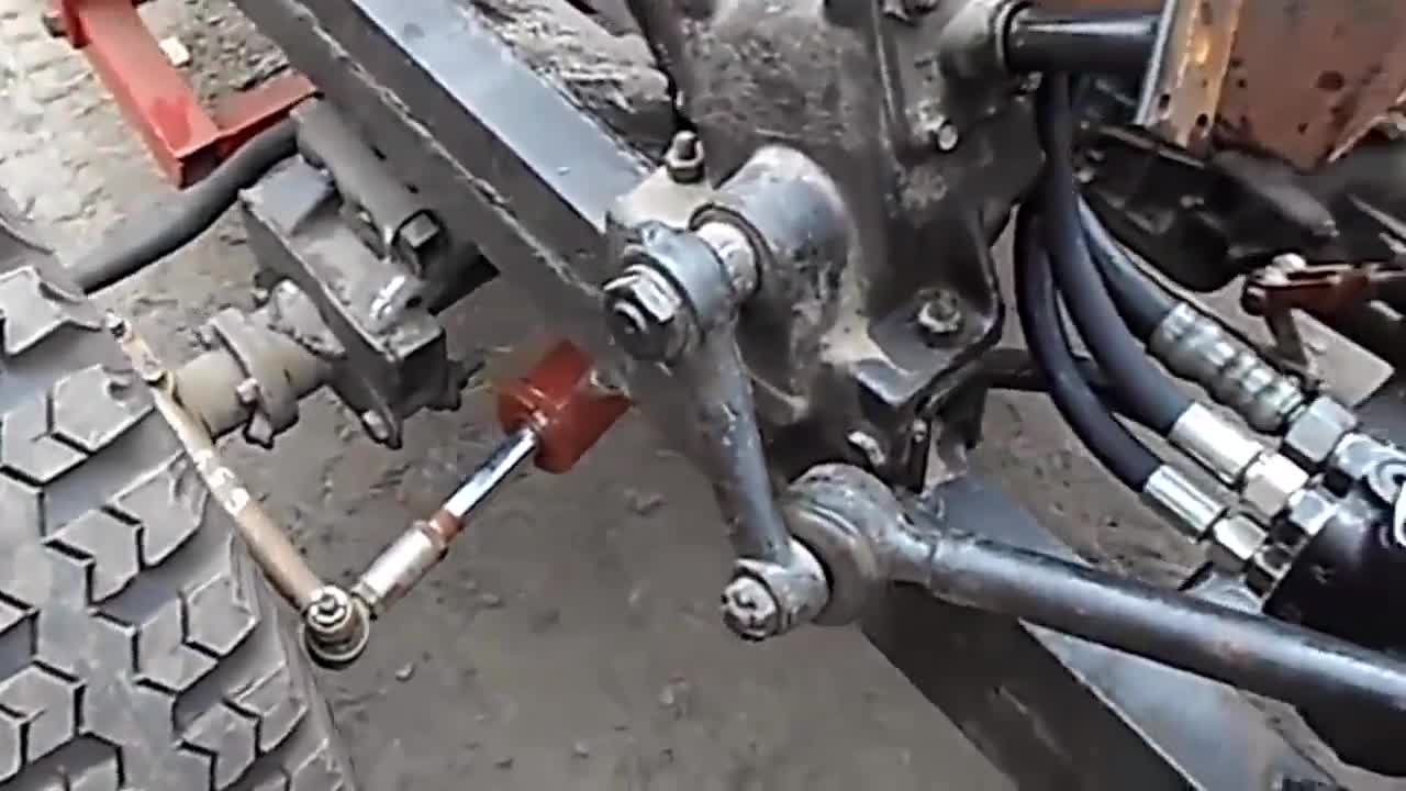 调试一台老式拖拉机的方向盘观察连轴转动速率