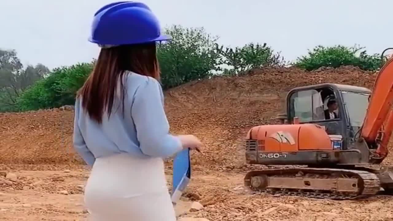 挖掘机师傅:女包工头亲临现场了,一定要认真的干活!
