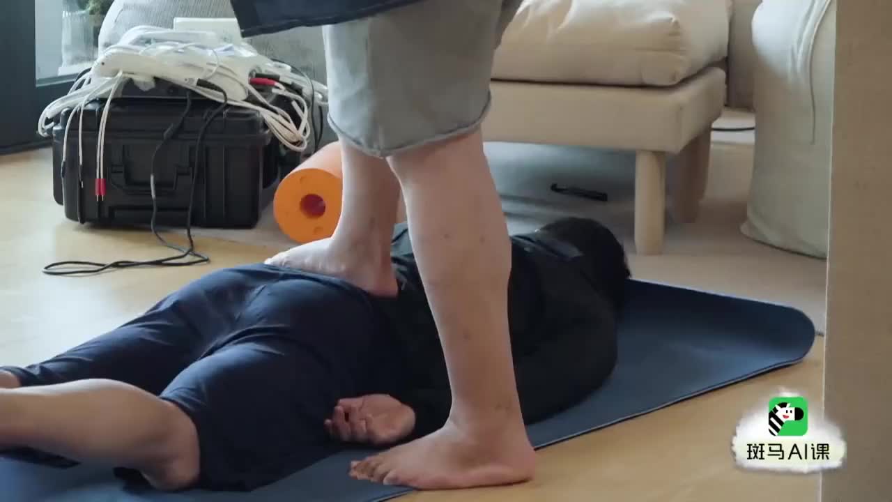 幸福三重奏3:大胖子孙越帮吴京踩背,这个画面好难得