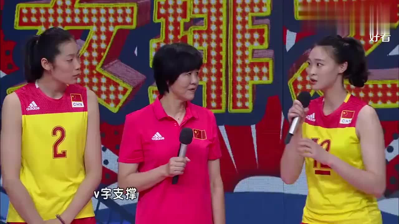 玲花邓紫棋做女排训练,邓紫棋鞋子太吃亏,难怪伸不直丨天天向上
