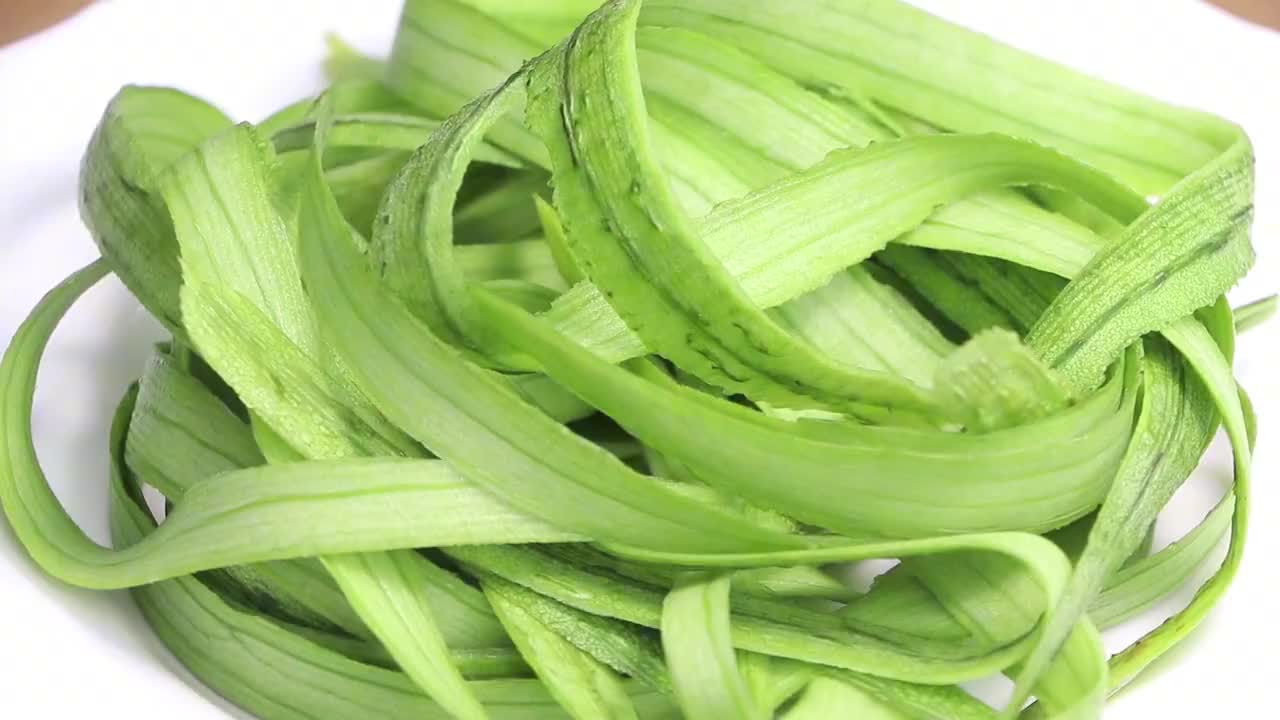 丝瓜皮不要直接扔了,其实它的作用很厉害,看完视频涨知识