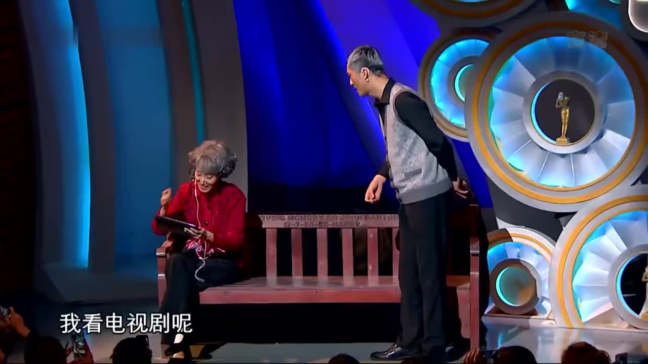 张小斐《飞越敬老院》变身老太太跟许君聪玩黄昏恋,逗死我得了