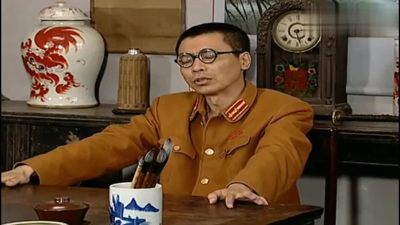 地下交通站贾贵假装向黑藤投好黑藤相信并告诉贾贵秘密