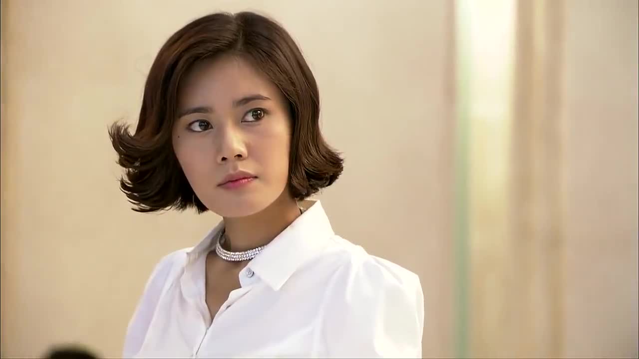 艾莉跟品如正面交锋,艾莉一脸骄傲对付品如,品如丝毫没在怕的