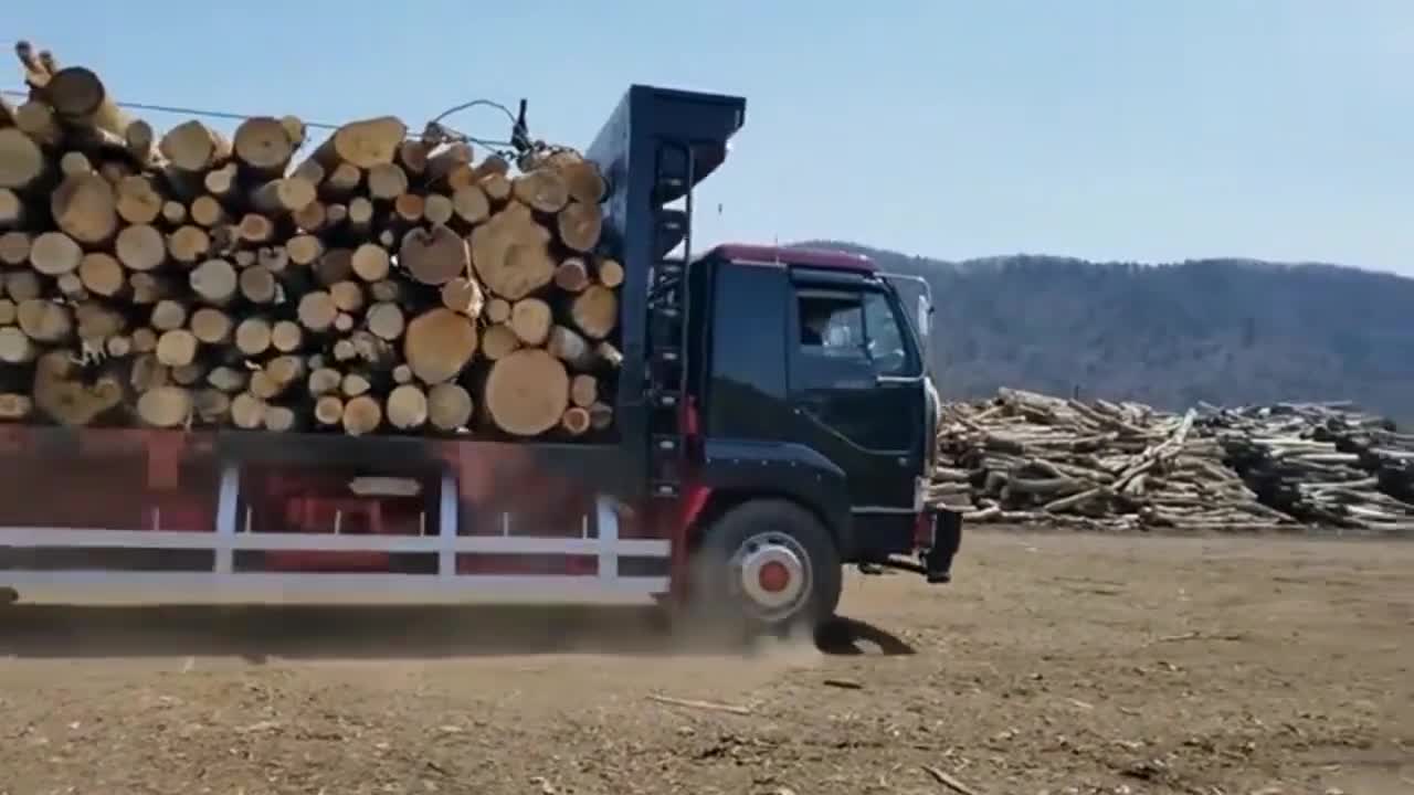 纽约的大货车司机卸载木头,车头翘起来了是常规操作