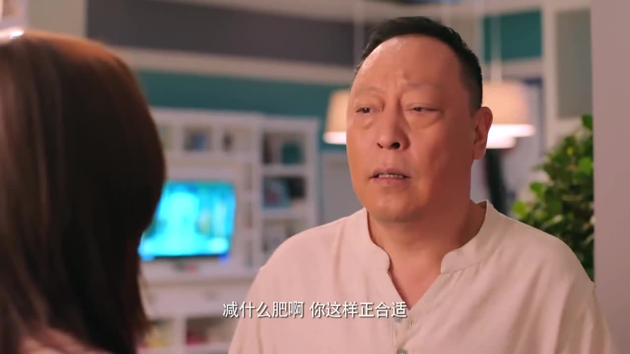 美女有个"奇葩"父亲,看到女儿和男友吵架,父亲高兴得不得了!