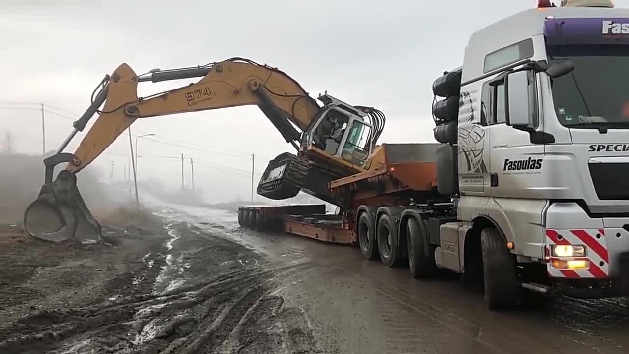 利勃海尔974挖掘机这车太大了上下拖车的方式都很特别