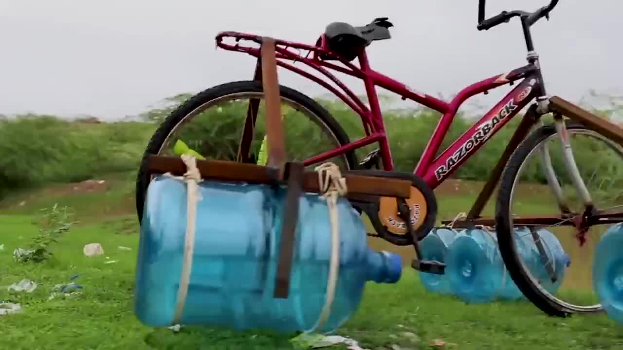 小哥自制水桶自行车,能在水上行驶吗?网友:厉害了我的哥_新浪新闻
