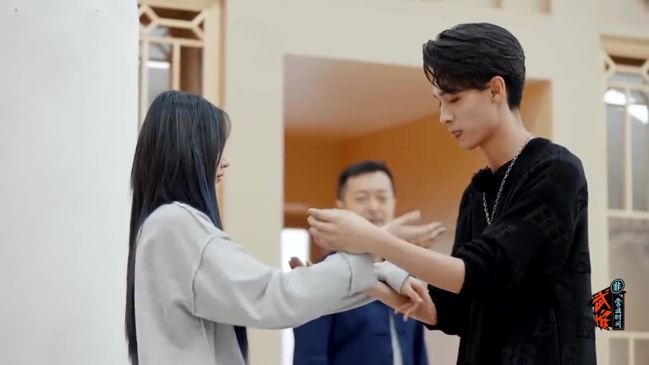 《姐姐妹妹的武馆》咏春师傅教学,秦霄贤nene练习花式推手