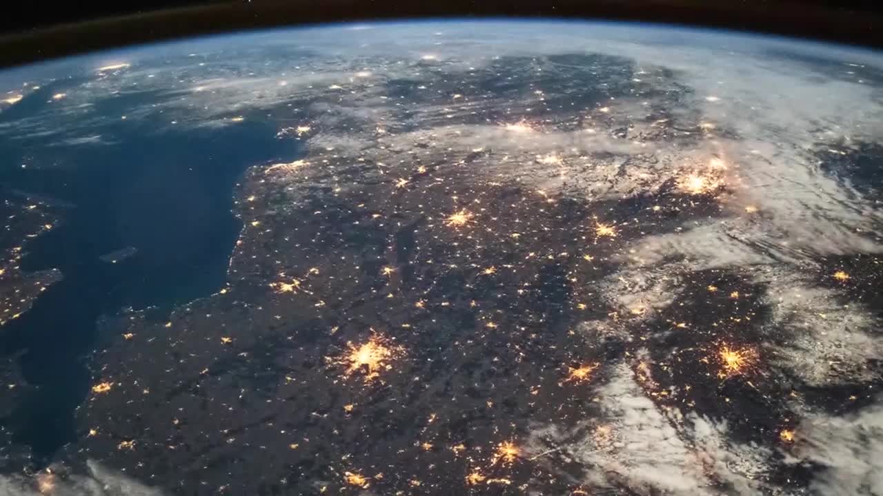 太空看地球那下面是欧洲城市夜景很美